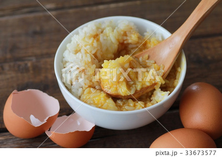 ご飯と混ぜた卵かけご飯と茶色の卵 33673577