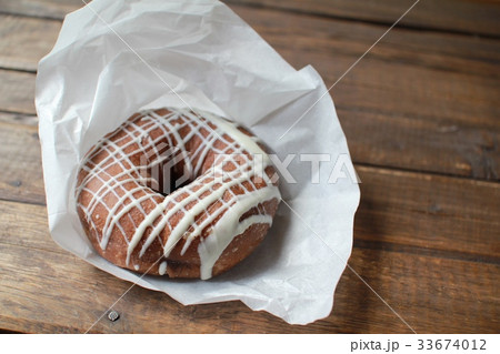 ホワイトチョコをかけたフワフワのチョコドーナツ ホワイトチョコをかけたフワフワのチョコドーナツ 33674012