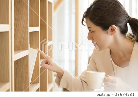 ブックカフェ 女性 くつろぐ ブックカフェ 女性 くつろぐ 33674531