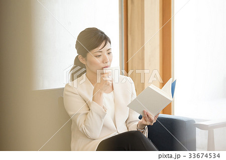 ブックカフェ 女性 くつろぐ ブックカフェ 女性 くつろぐ 33674534