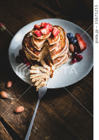Healthy oat pancakes with berries 33675255