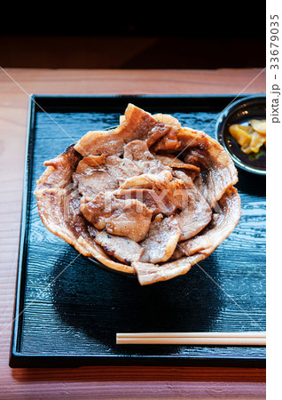 Buta Don - Japanese grilled pork on rice bowl 33679035