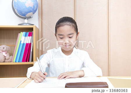 勉強する女の子　小学生 33680363