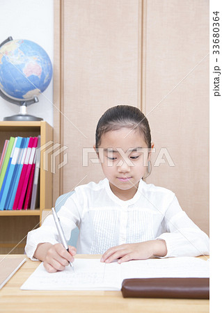 勉強する女の子　小学生 33680364