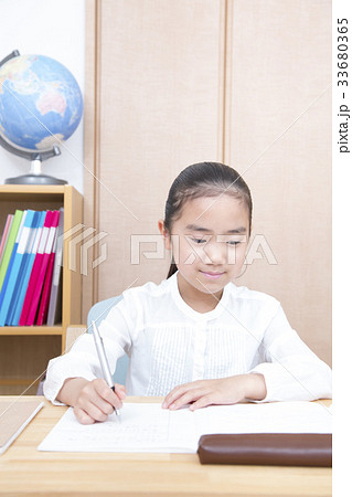 勉強する女の子　小学生 33680365