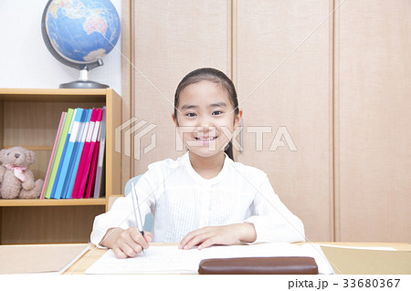 勉強する女の子　小学生 33680367