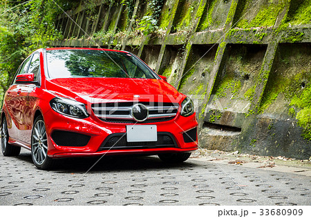赤い車と苔の生えた防護壁の風景 赤い車と苔の生えた防護壁の風景 33680909