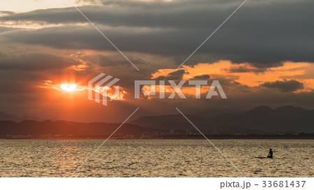 夕焼けとサーファー 33681437