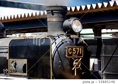 C571貴婦人・SLやまぐち号新山口駅で新型車両で出発を待つ C571貴婦人・SLやまぐち号新山口駅で新型車両で出発を待つ 33685146