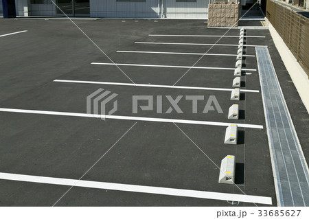 駐車場の仕切りラインの写真素材