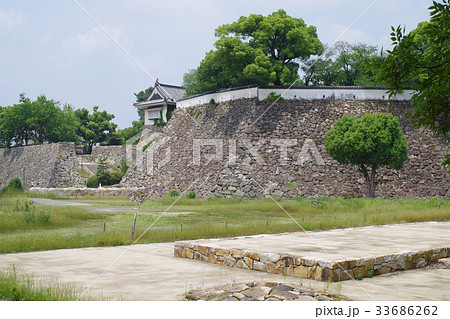 岡山城の櫓と石垣 33686262
