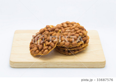 Brown peanut cookie on wooden board Brown peanut cookie on wooden board 33687576