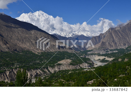 パキスタンのフンザ カリマバードから見た山と村 ラカポシ峰の写真素材