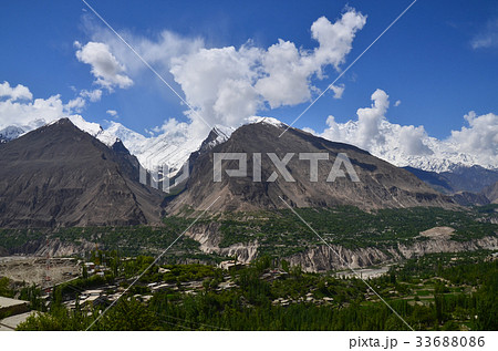 パキスタンのフンザ カリマバードから見た美しい山と村 ラカポシ峰やディラン峰の写真素材
