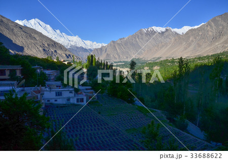 パキスタンのフンザ カリマバードから見た美しい山と村 ラカポシ峰 パキスタンのフンザ カリマバードから見た美しい山と村 ラカポシ峰 33688622