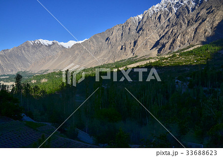 パキスタンのフンザ　カリマバードから見た美しい山と村　 33688623