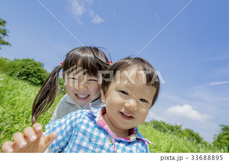初夏の公園で遊ぶ姉と弟 33688895