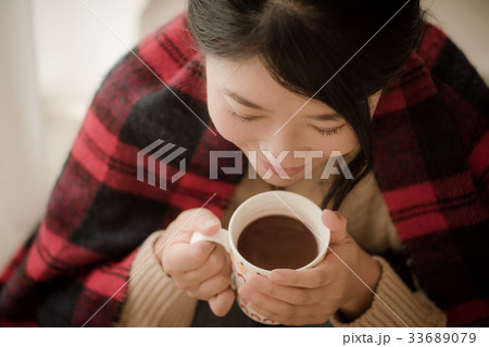 ココアを飲むニットを着た女性 33689079