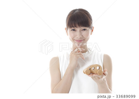 車の模型と女性イメージ 33689099