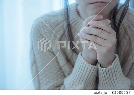 ニットを着た冷え性の日本人女性 33689557