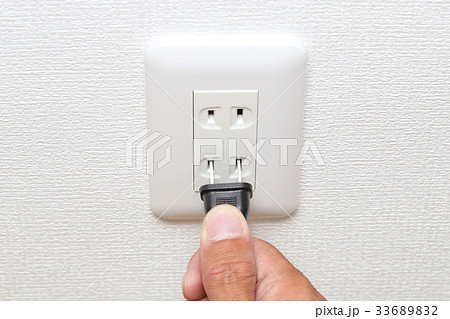 プラグをコンセントに差し込む 33689832