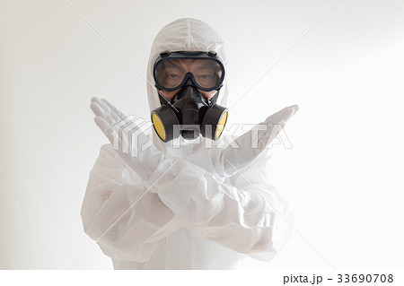 防護服をつけた男性 環境汚染問題イメージ 防護服をつけた男性 環境汚染問題イメージ 33690708