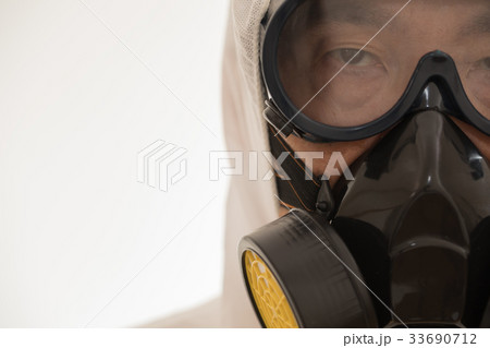 防護服をつけた男性 環境汚染問題イメージ 防護服をつけた男性 環境汚染問題イメージ 33690712