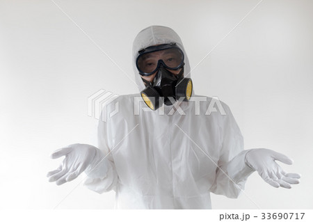 防護服をつけた男性 環境汚染問題イメージ 防護服をつけた男性 環境汚染問題イメージ 33690717
