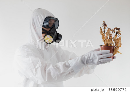 防護服をつけた男性 環境汚染問題イメージ 防護服をつけた男性 環境汚染問題イメージ 33690772