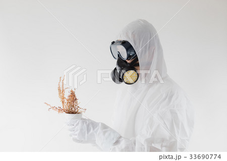 防護服をつけた男性　環境汚染問題イメージ 33690774