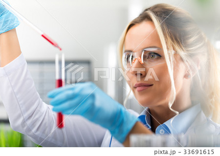 Female scientist researching in the laboratory 33691615