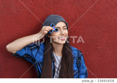girl with fidget spinner 33691658