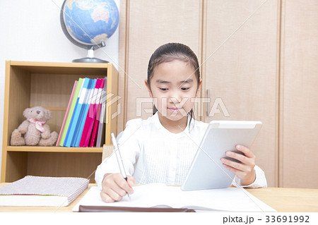 タブレットを使い勉強する女の子　小学生 33691992