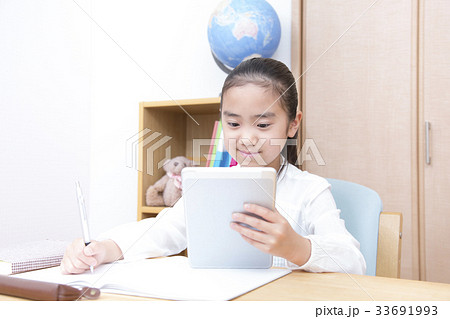 タブレットを使い勉強する女の子　小学生 33691993