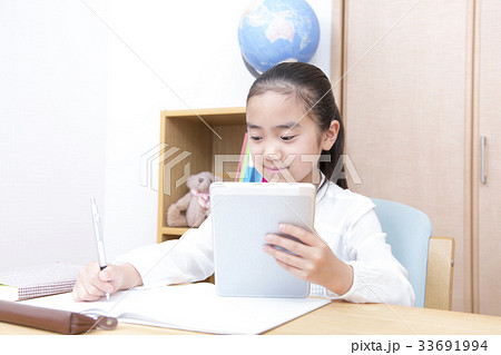 タブレットを使い勉強する女の子 小学生 タブレットを使い勉強する女の子 小学生 33691994