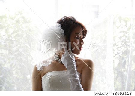 ウェディングドレスを着た若い女性 ウェディングドレスを着た若い女性 33692118