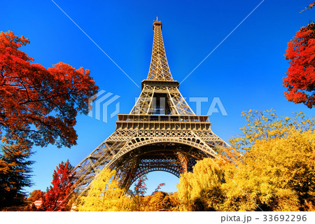 Eiffel Tower in autumn park 33692296