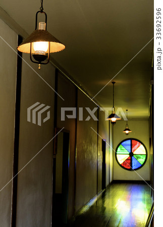 ステンドグラスと電灯 33692596