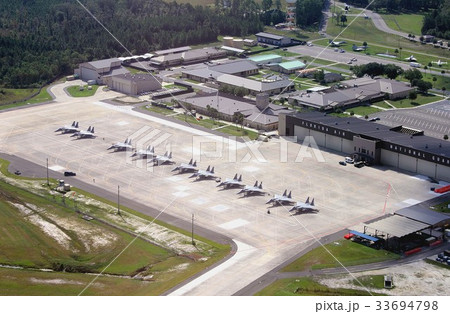 米国東海岸フロリダ州ジャクソンビル空港の州軍施設と駐機場に並ぶF-15イーグル戦闘機を上空から見る 33694798