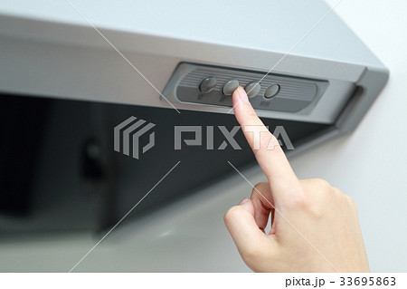 主婦 (レンジフード 換気扇 女性 スイッチ ボタン 指 ボディパーツ キッチン 台所 顔なし) 33695863