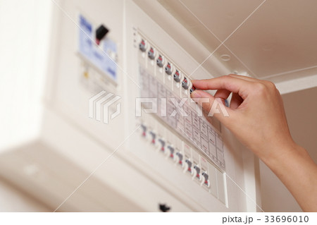 ブレーカー (電源 オール電化 指 ボディパーツ 顔なし 女性 手 スイッチ ボタン on off) 33696010