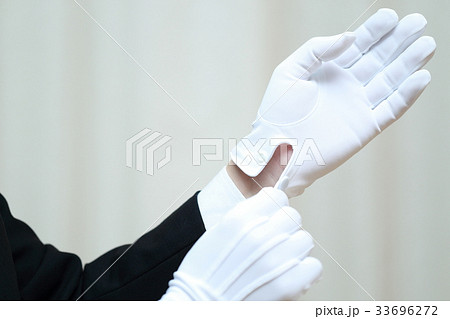 白手 白手袋 男性 仕事 ビジネスマン 鑑定士 鑑識 運転手 質屋 調査 犯罪 警察 査定 葬儀 の写真素材