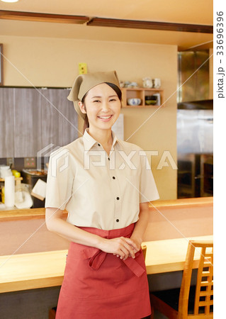笑顔の飲食店の店員 33696396