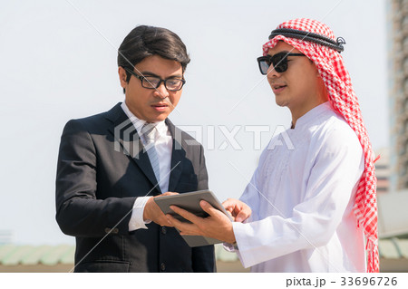 Arab man and business man discussion 33696726