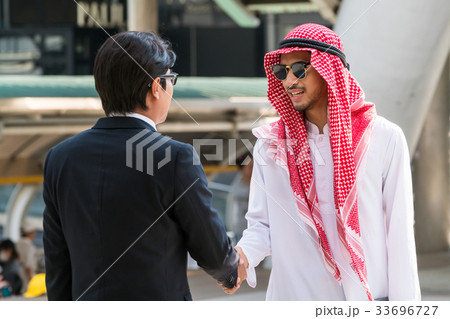 Arabic businessmen hand shaking, overseas business 33696727