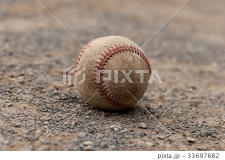 捨てられた野球ボールの写真素材