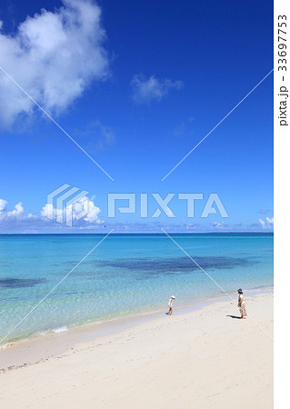 綺麗な海と浜辺の親子の写真素材