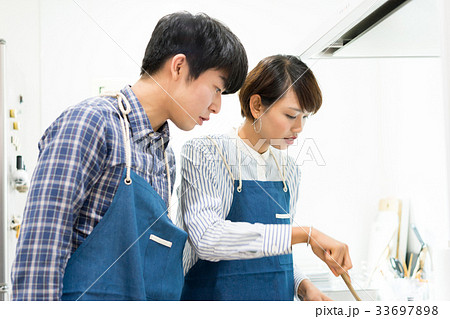 楽しい料理風景(カップル・夫婦) 楽しい料理風景(カップル・夫婦) 33697898