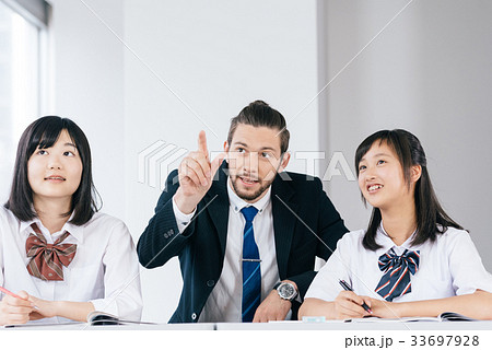 中高生と外国人教師 33697928