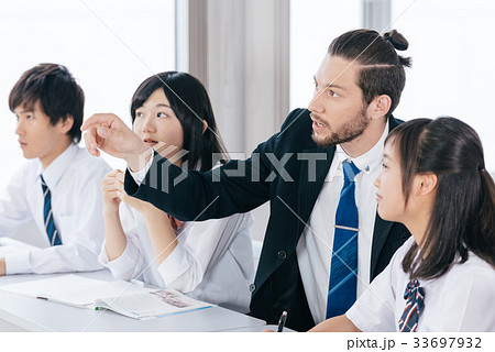 中高生と外国人教師 33697932